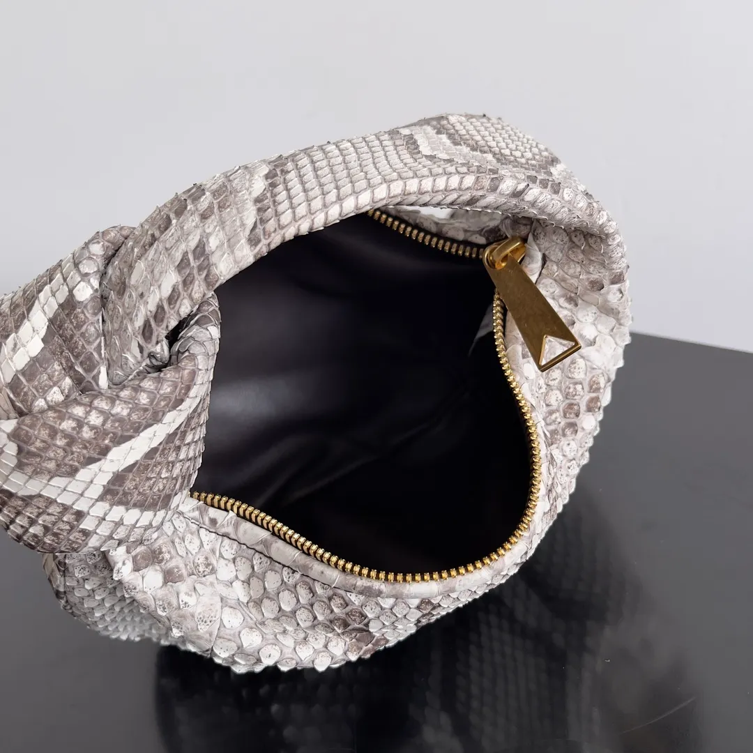 Batch 2760 Bottega Veneta python skin Jodie, this kind of rare leather bag always makes people feel difficult to control, but in fact, the simpler the clothes, the more natural and wild beauty of the bag can be shown. Jodie is a classic model of BV family. This time the python skin breaks the original cute and sweet style. It must be said that the designer's bold attempt has created a different kind of beauty. The representative spirit of python is strength and mystery, which corresponds to the beautiful quality of modern women's independence and strength. Style number: 789246 Size: 23*15*5cm